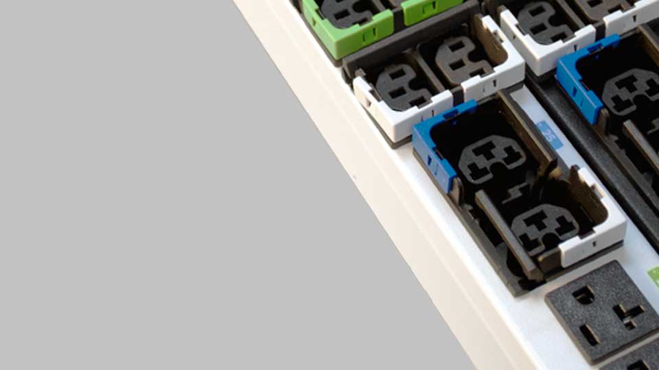 QuadLock Outlets for Next-Gen eConnect® PDUs