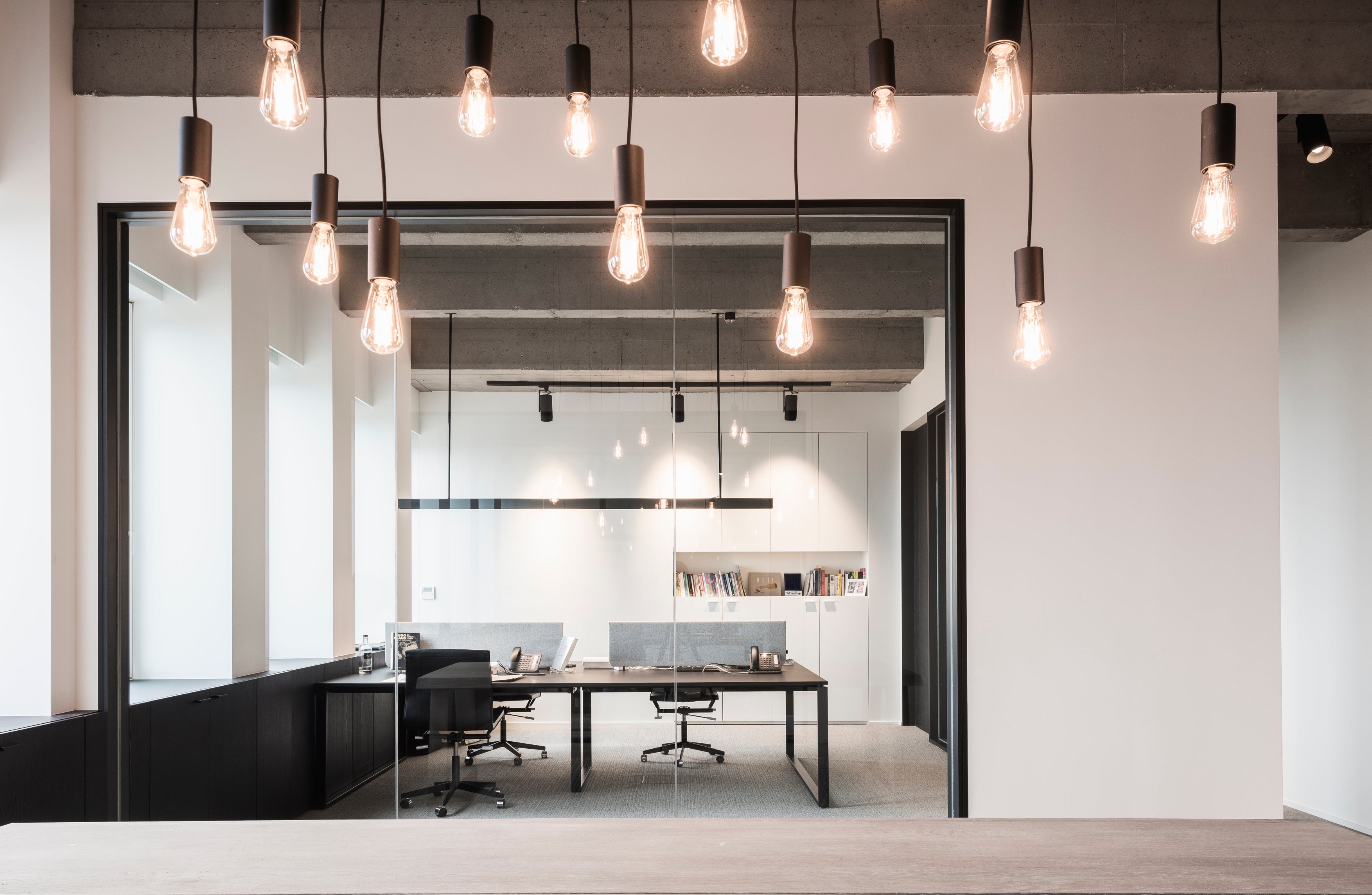 Querkus - bright office - office - lights - wood floor - veneer floor - ready-to-use panel - ready-to-use veneer