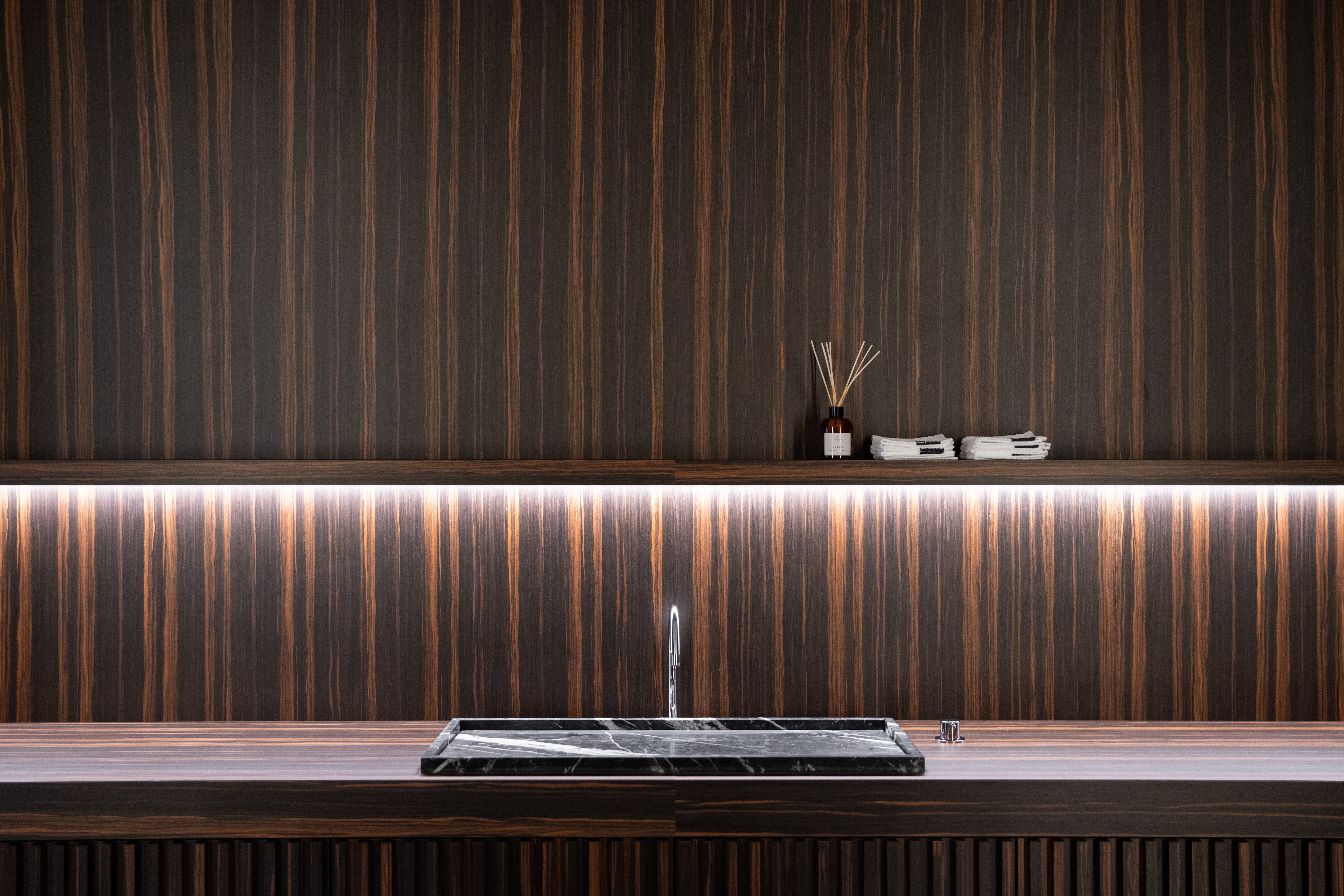 Decospan wood wall - wood panels decospan - wood wall behind sink - infinite wood corvus ebony