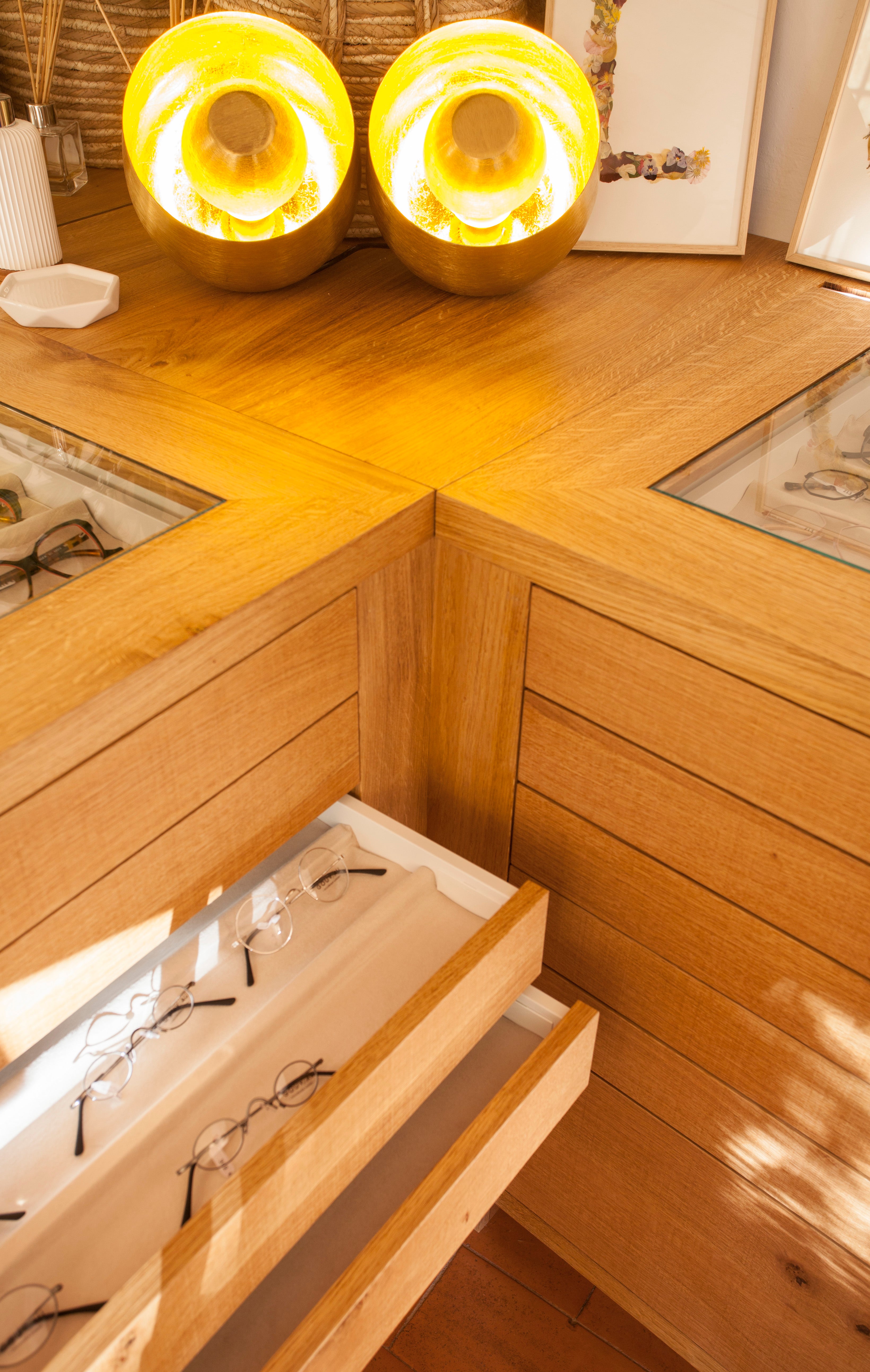 custom-made cabinets - optician - oak natural vivace oak - veneer - veneer cabinets - oak veneer cabinets - Querkus
