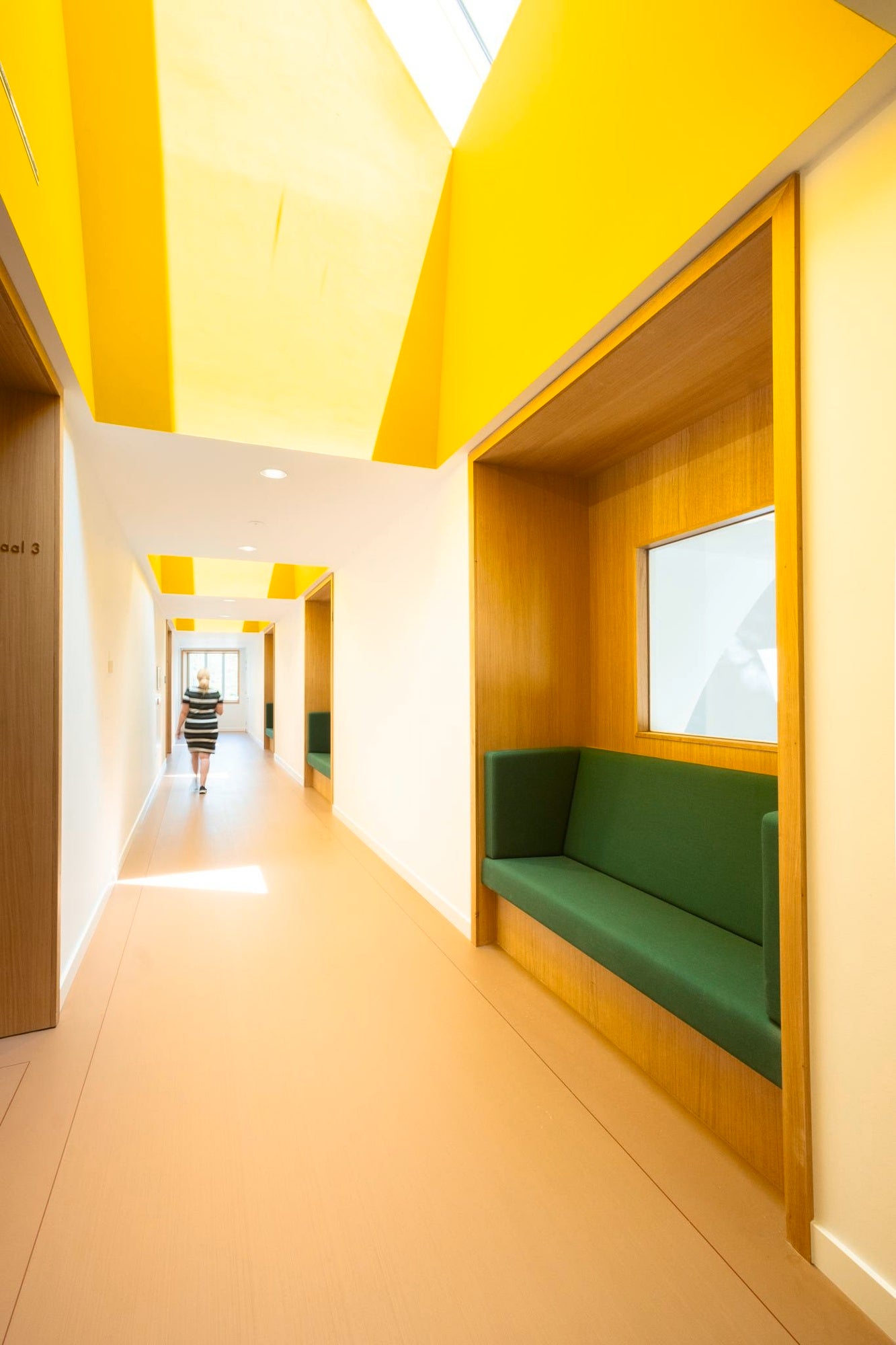 Yellow interior - wooden reading area - hall - clean look hall - de hoge veluwe - nationaal park de hoge veluwe - Total Wood Solutions - 
