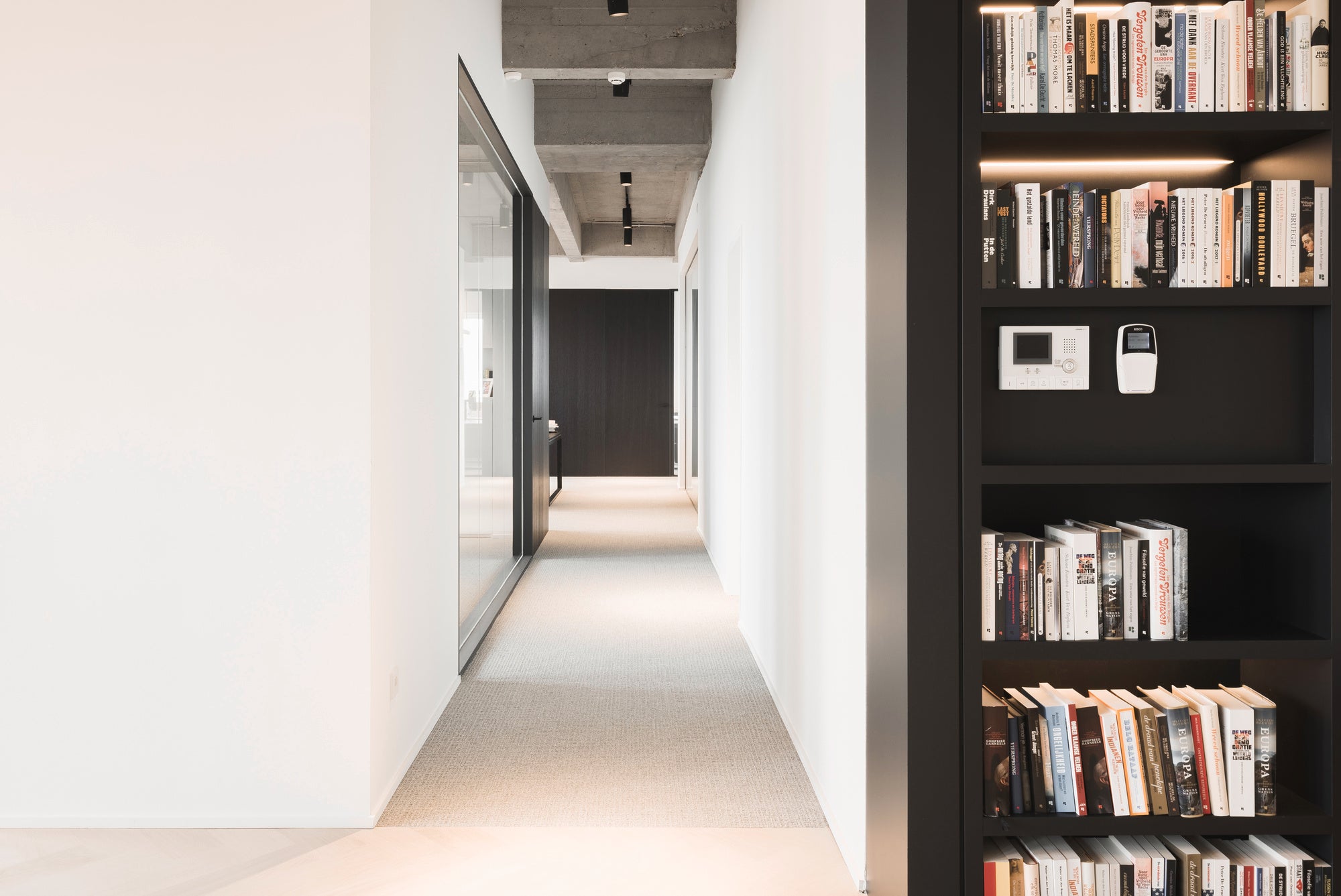 uitgeverij Pelckmans - Querkus - black veneer - office - black veneer office - book shelves - book shelves veneer