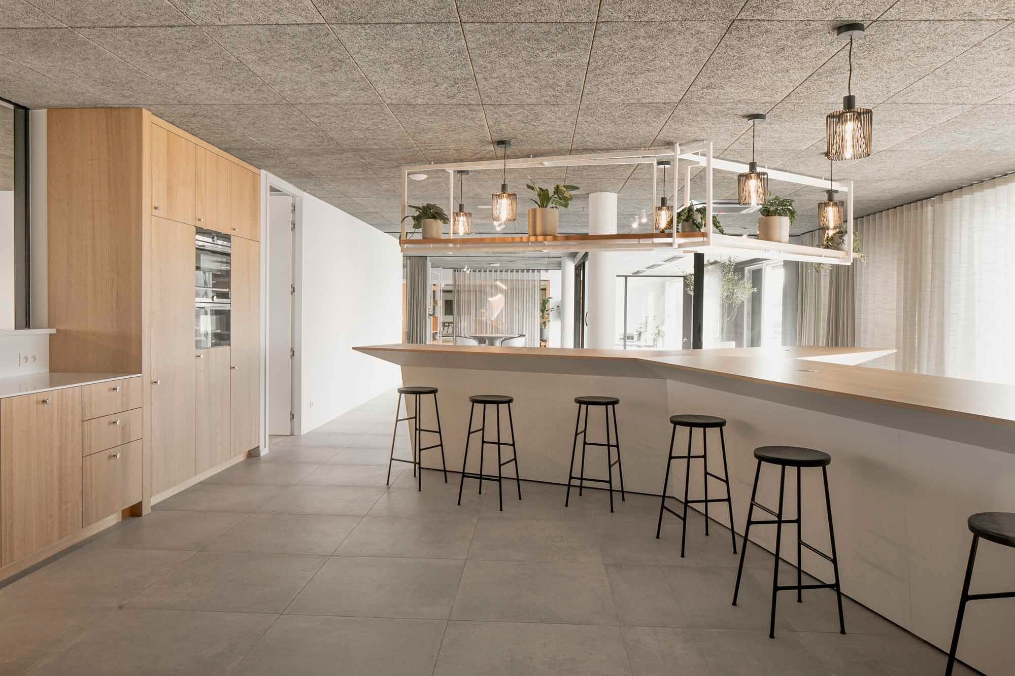 anegre wood - anegre veneer - Van Tornhaut Aalter - kitchen - veneer kitchen - kitchen bar