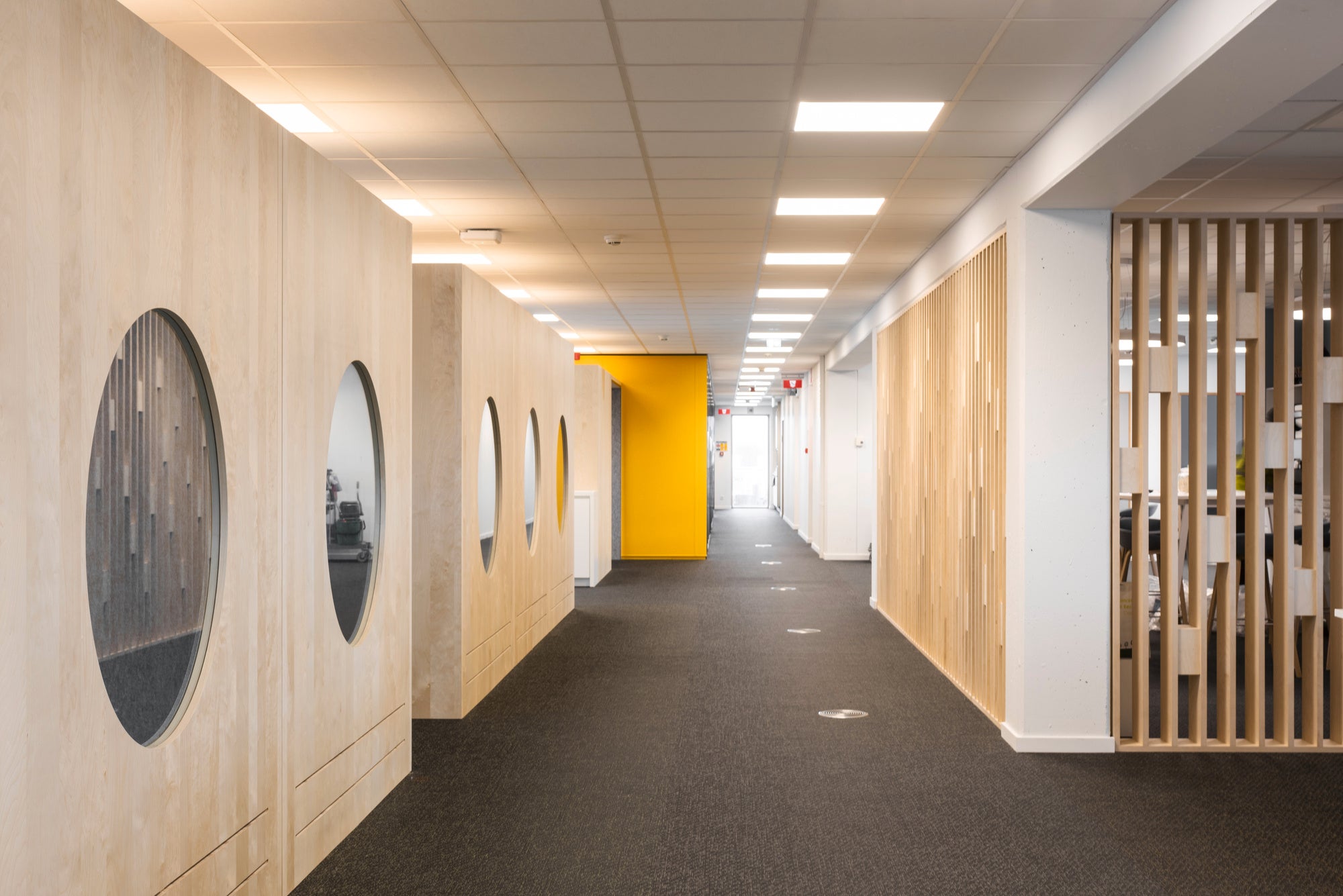 volvo trucks ghent - volvo trucks office - pods - office pods - bright wood wall - bright wood panels
