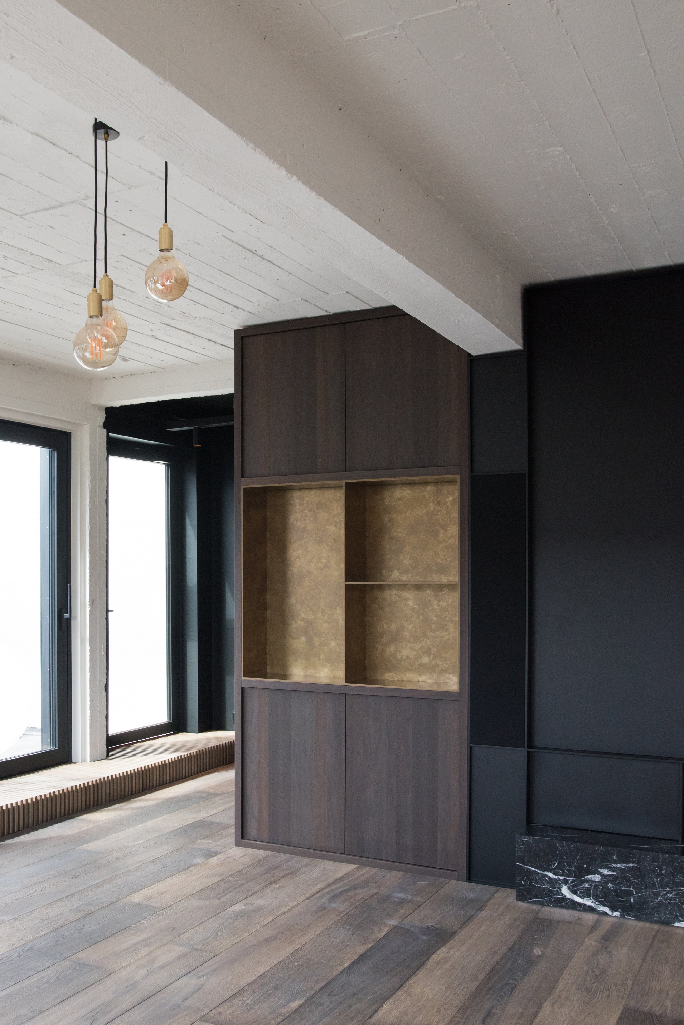 Querkus - oak - oak floor - veneer floor - prefinished panels - dark cabinets - office - veneer - read-to-use panels