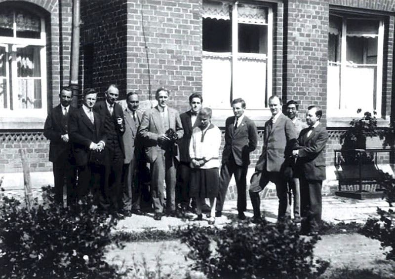 Group portrait of the Göttingen Physical Institute staff in 1927; James Franck is fourth from left; his assistant Hertha Sponer is seventh from left (Wikimedia commons)
