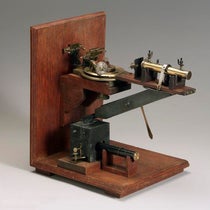 An original X-ray spectrometer used by William and Lawence Bragg in their experiments of 1913-14, Science Museums Group Collection, London (collection.sciencemuseumgroup.org.uk)