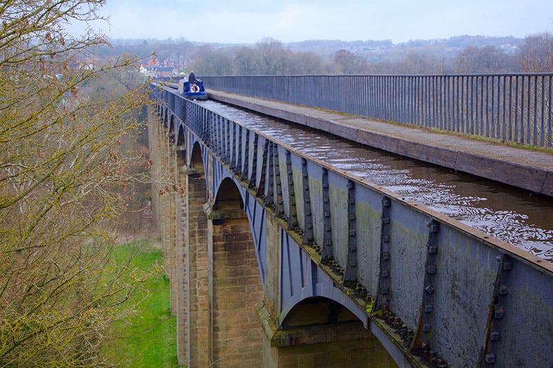 Eye-level view of a narrowboat crossing the Pontcysyllte Aqueduct, modern photo (Wikimedia commons)