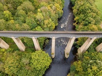An aerial view of Pontcysyllte Aqueduct, with the River Dee beneath, traversed by the Llangollen (now Ellesmere) Canal, modern photo (Wikimedia commons)