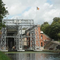 Boat Lift no. 1, Canal du Centre, Wallonia, Belgium, modern photo (Wikimedia commons)